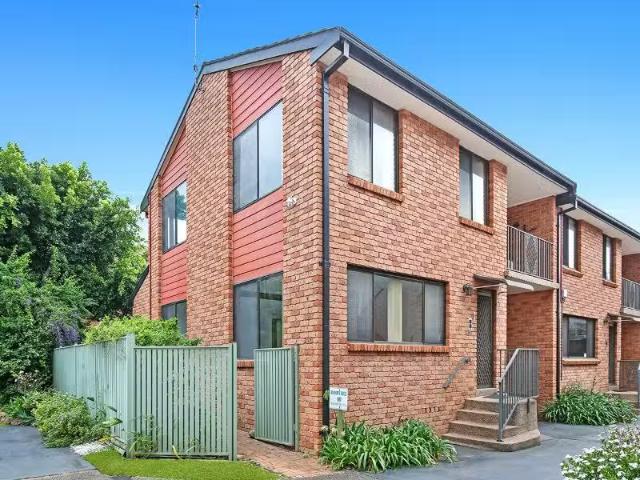 Deal! 3 BR 1/35 Kembla St, Wollongong Townhouse for rent List.
