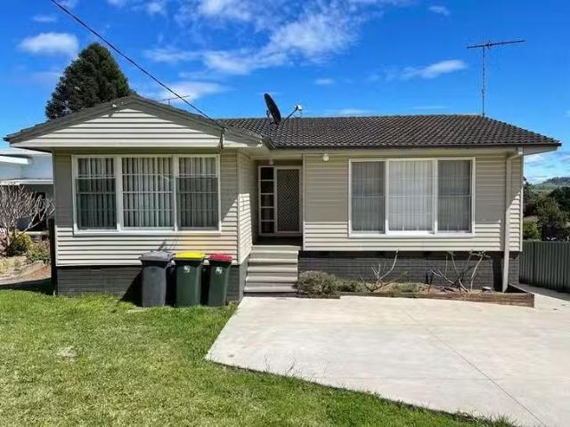 Cheap 3 BR 13 Grandview Drive, Campbelltown, NSW 2560