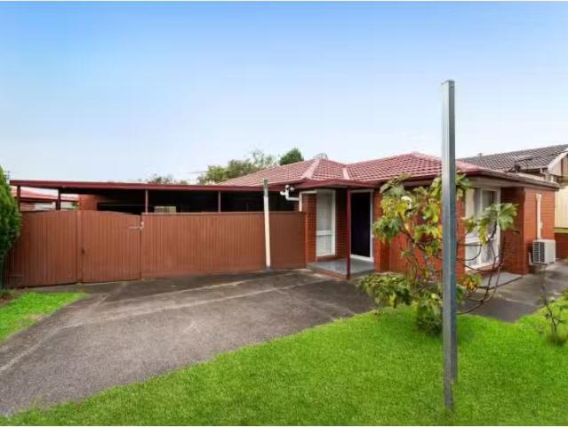Unique 3 BR 13 Spring Valley Drive, Clayton South House for re.