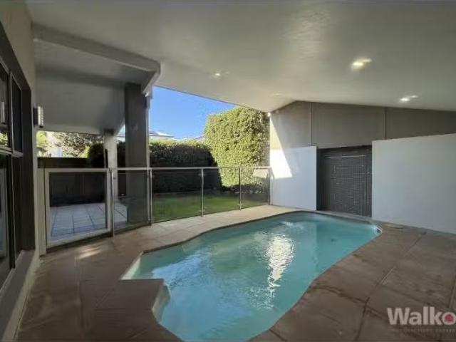 Cozy 3 BR 14 Railway Street, Merewether House for rent Listed.