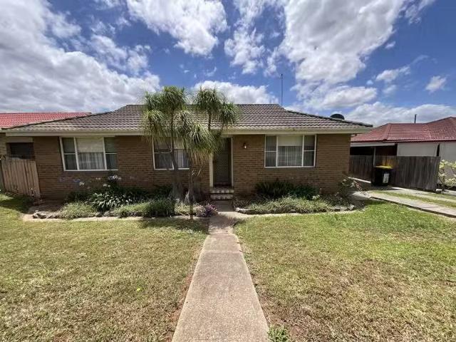 Rental! 3 BR 14 Rutherford Road, Muswellbrook House for rent.