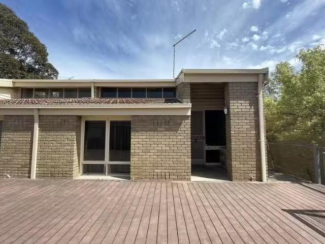 Deal! 3 BR 15/7 Wyuna Drive, Noble Park, VIC 3174