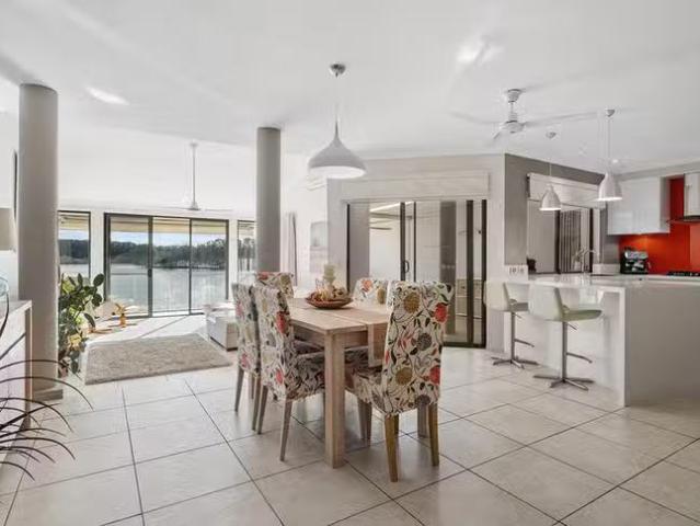 Rental! 3 BR 150/125 Santa Cruz Boulevard, Clear Island Waters.