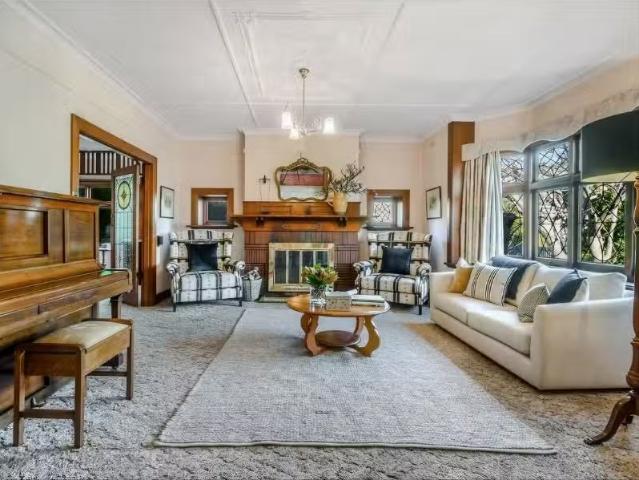 For Rent! 3 BR 18 Toorak Ave, Mount Stuart House for rent Lis.