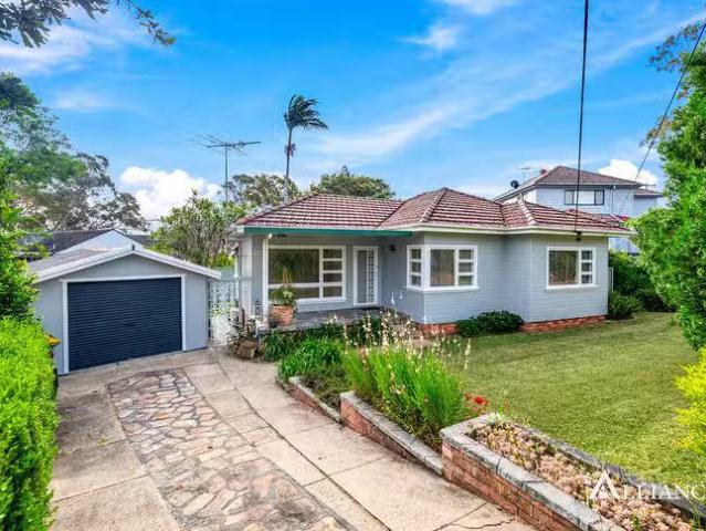 Cozy 3 BR 206 Lambeth Street, Picnic Point, NSW 2213