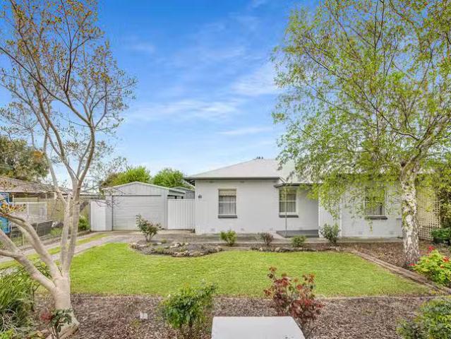 Charming 3 BR 21 Cardinia Street, Mount Gambier, SA 5290