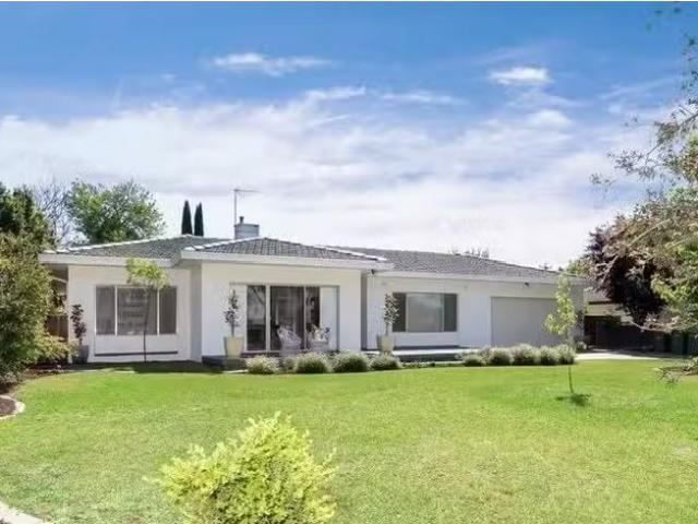 For Rent! 3 BR 22 Dalkeith Avenue, Lake Albert House for rent.