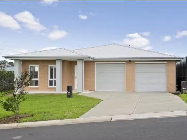 Charming 3 BR 23 Breccia Avenue, Gillieston Heights Townhouse.