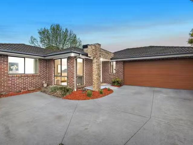 Charming 3 BR 2/3 Fourth Avenue, Rowville, VIC 3178