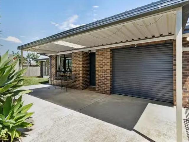Deal! 3 BR 2/4 Kerr Street, North Geelong, VIC 3215 Unit for.
