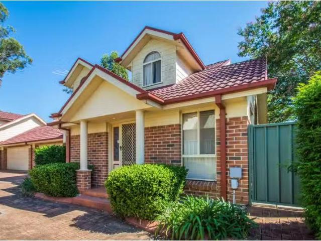 Just in! 3 BR 2/5 Barry Street, CAMBRIDGE PARK Townhouse for r.