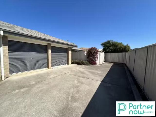 Rental! 3 BR 2/7 Rosella Avenue, TAMWORTH Townhouse for rent.