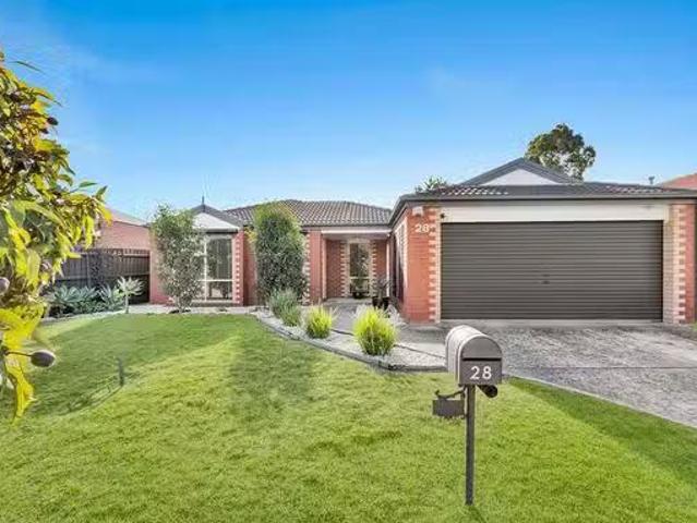 Nice 3 BR 28 Clifton Park Drive, Carrum Downs, VIC 3201