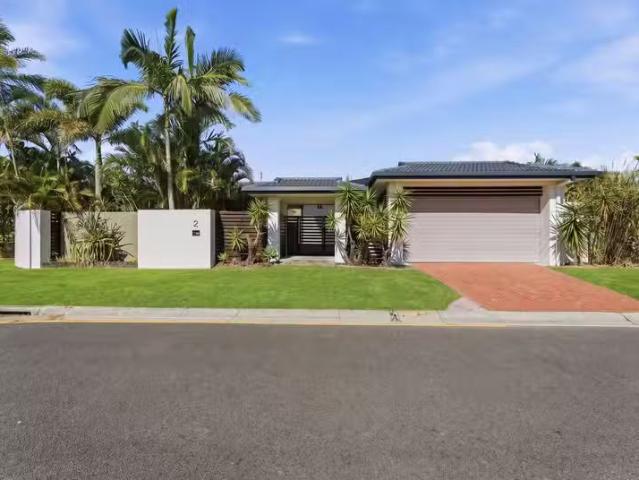 Charming 3 BR 2 Southerly Street, MERMAID WATERS, QLD 4218 H.