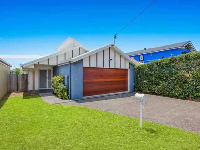 Charming 3 BR 35 Berrimilla Street, MANLY WEST, QLD 4179 Hou.