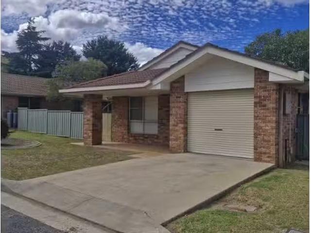 Cheap 3 BR 3/85 Queen Elizabeth Drive, ARMIDALE Apartment for.