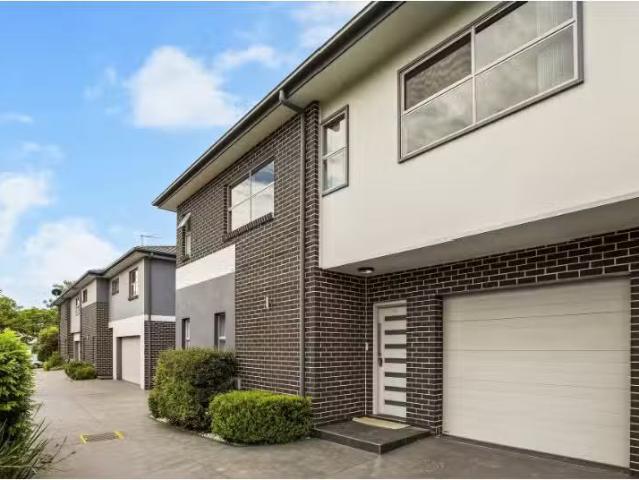 Cheap 3 BR 3/82 Cox Av, Penrith Townhouse for rent Listed by.