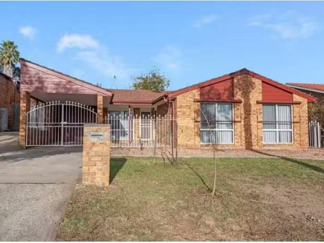 Cheap 3 BR 39 Kingscote Crescent, BONYTHON House for rent Lis.