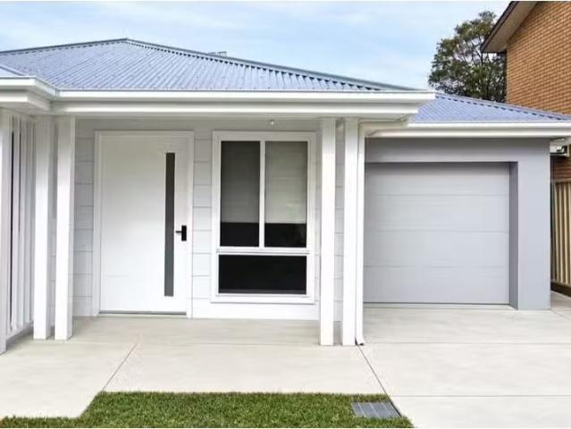 Charming 3 BR 40B Coorabin Street, Gorokan Townhouse for rent.