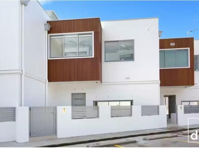 Rental! 3 BR 4/1 3 Redman Avenue, Thirroul Townhouse for rent.