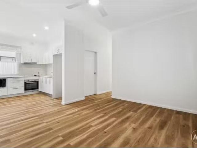 Nice 3 BR 45 High Street, Mascot House for rent Listed by Joc.