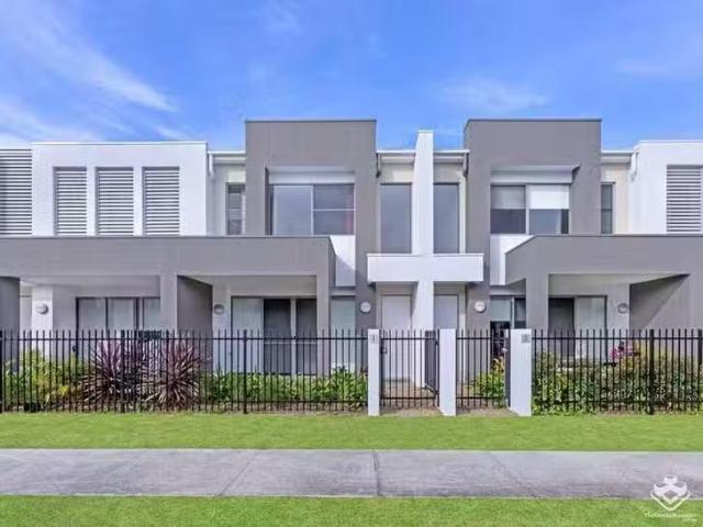 Charming 3 BR 4/6 8 South Bay Drive, Varsity Lakes, QLD 4227