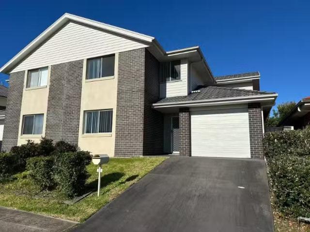 Charming 3 BR 47 Nigella Circuit, Hamlyn Terrace Townhouse for.