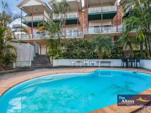 Cozy 3 BR 4/8 Overend Street, Norman Park Apartment for rent.