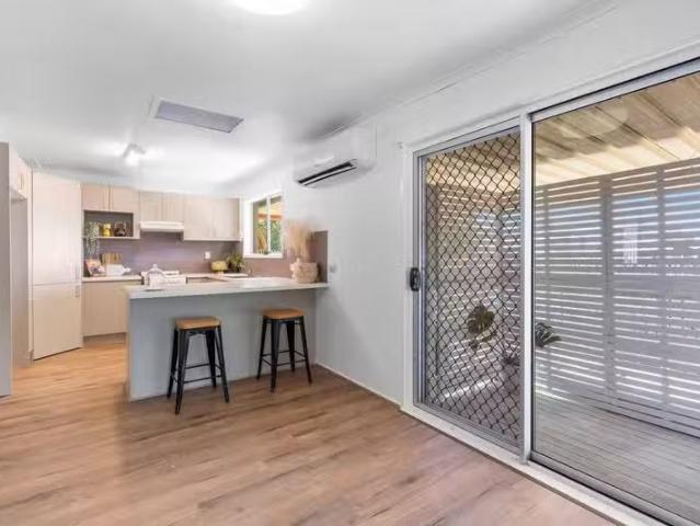 For Rent! 3 BR 4 Tanya Street, MANLY WEST, QLD 4179 House fo.