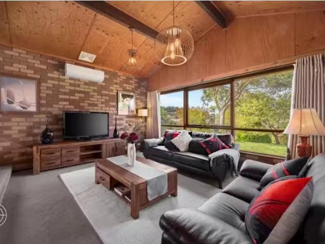 Deal! 3 BR 52 Holden Crescent, Wanniassa Apartment for rent L.