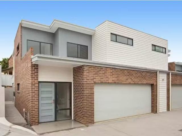 Cozy 3 BR 5/53 Russell Street, Balgownie Townhouse for rent L.