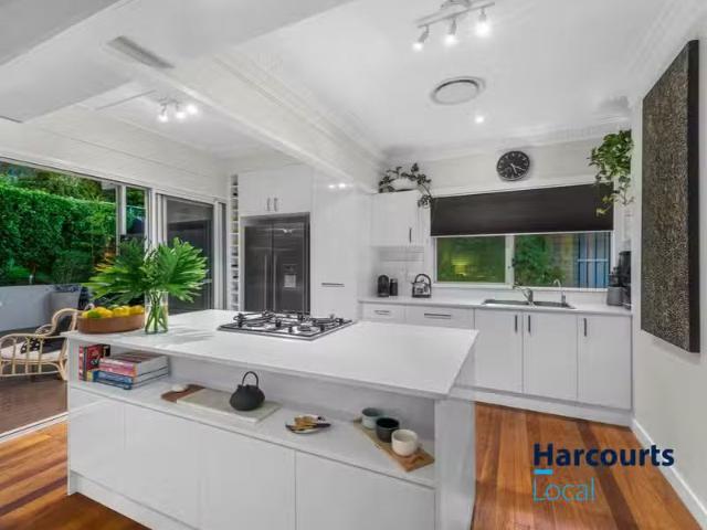 Unique 3 BR 55 Oxley Drive, HOLLAND PARK, QLD 4121 House for.