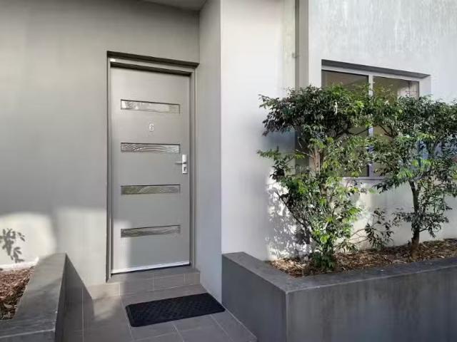 Unique 3 BR 6/1048 Anzac Parade, Maroubra Townhouse for rent.