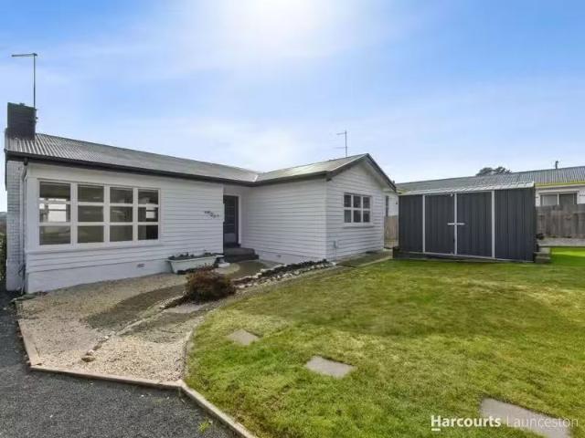 Just in! 3 BR 6/5 Carr Street, KINGS MEADOWS, TAS 7249 House.