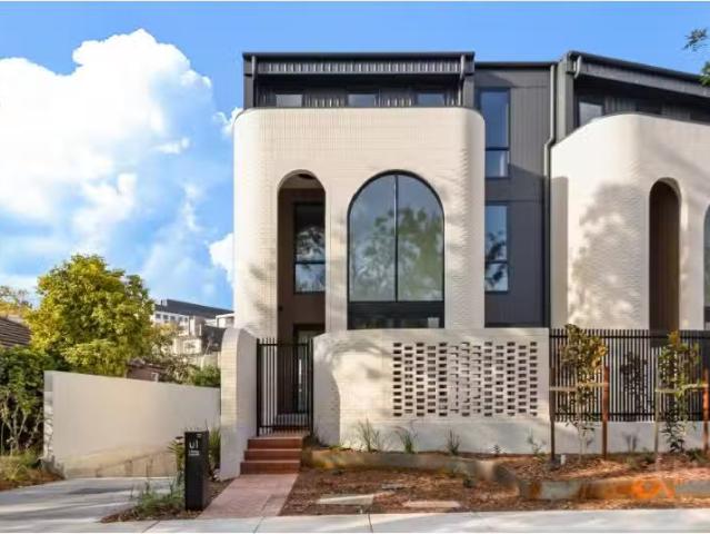 Just in! 3 BR 6 Wedge Crescent, Turner Townhouse for rent Lis.