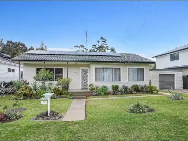 Charming 3 BR 70 Euroka Street, West Wollongong House for rent.