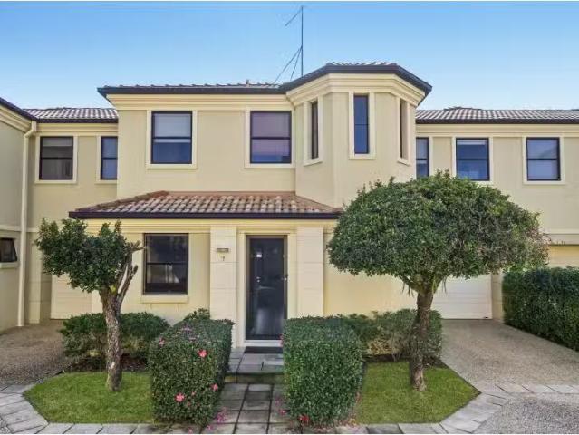 Cozy 3 BR 7/21 Sapium Drive, Ashmore Townhouse for rent Liste.