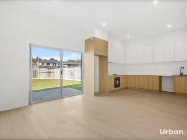 Charming 3 BR 72 Balmoral Parade, Tullimbar Townhouse for rent.