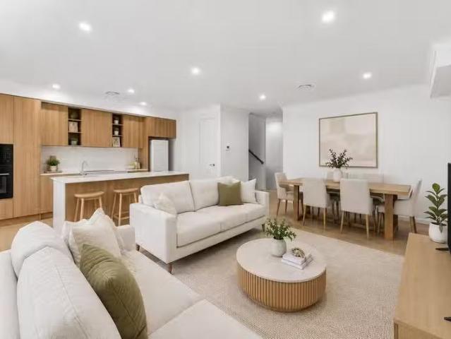 Just in! 3 BR 9/103 Sheehan Avenue, Hope Island, QLD 4212 Du.