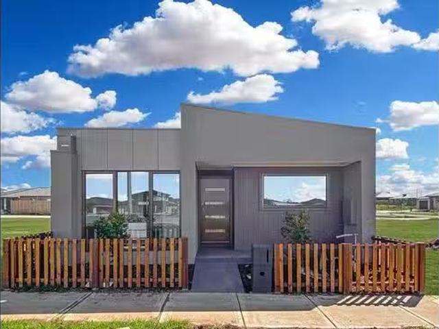 Rental! 3 BR 9 Kangas Walk, Truganina, VIC 3029