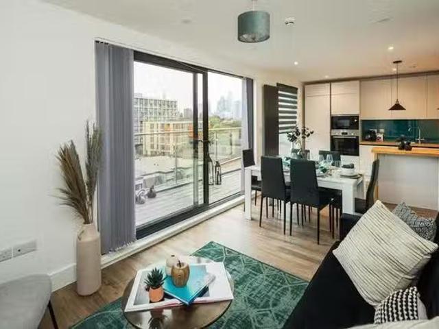 New 3 BR Cambridge Heath Road