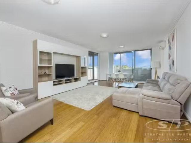Just in! 3 BR G403/81 Courallie Avenue, Homebush West Apartmen.