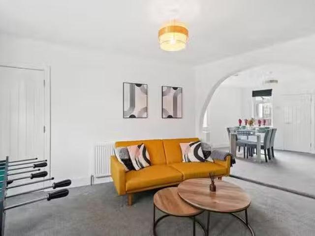 Cozy 3 BR Wallis Road
