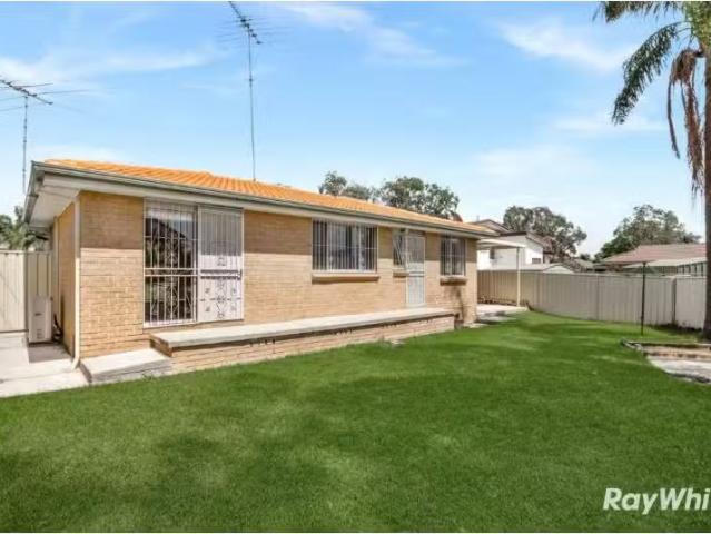 Cheap 3 Self Place, SHALVEY House for rent Listed by Anthony.