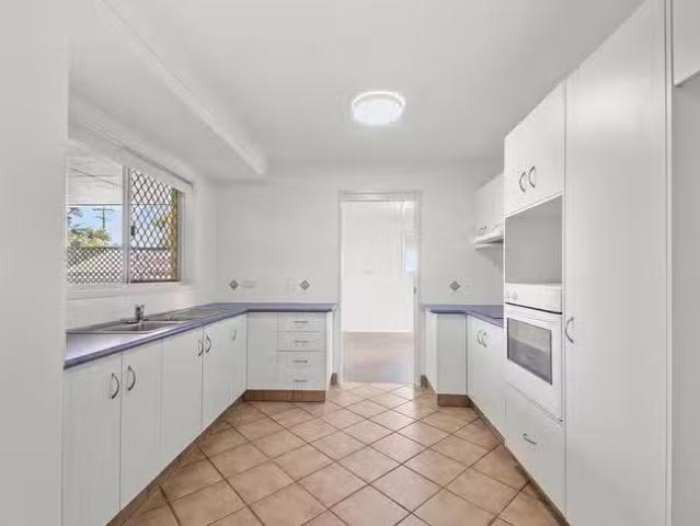 Cozy 3 Waterview Drive, Lammermoor, QLD 4703