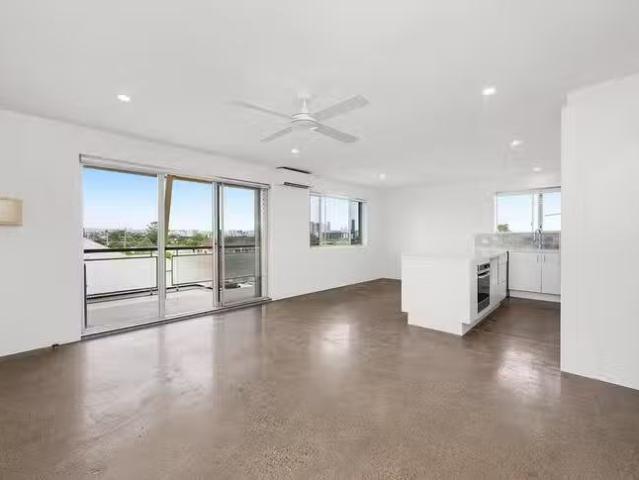 For Rent! 4/40 Dunellan Street, Greenslopes, QLD 4120