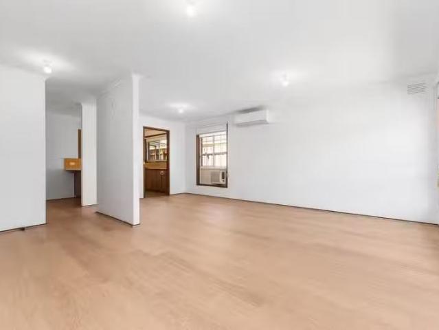 Deal! 44 Moorhen Crescent, Carrum Downs, VIC 3201 House for.
