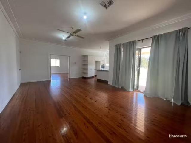 Deal! 44 Kelvin Park Drive, Bringelly House for rent Listed b.