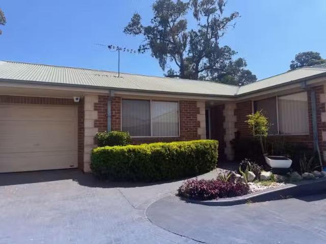 Deal! 4/52 Canberra Street, Oxley Park NSW 2760