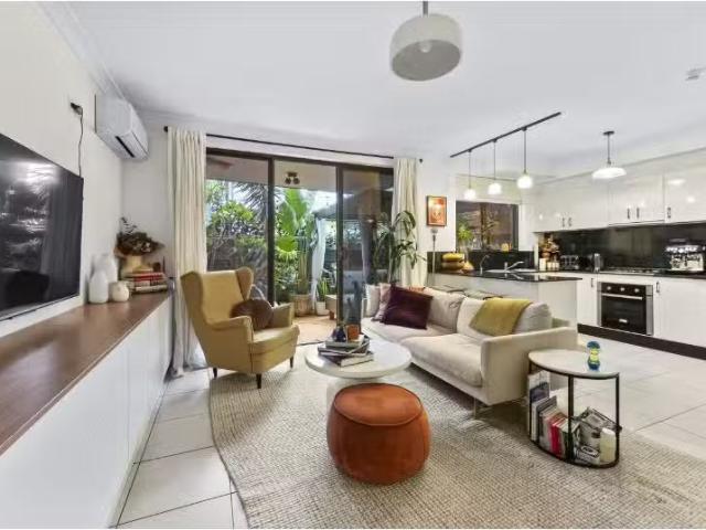 Unique 45/49 Henderson Road, ALEXANDRIA Apartment for rent Li.